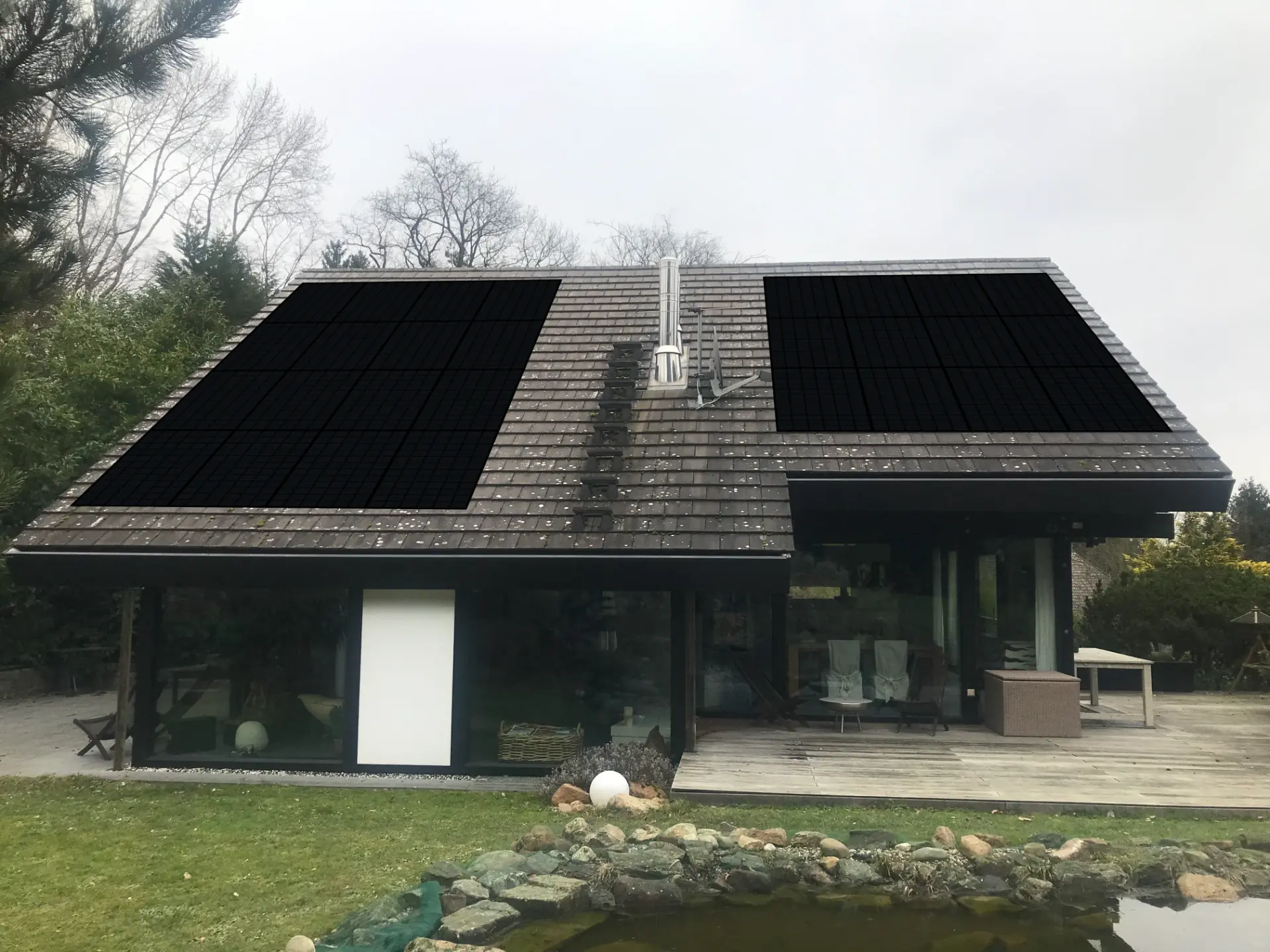 Haus mit schwarzen Photovoltaikmodulen auf dem Satteldach