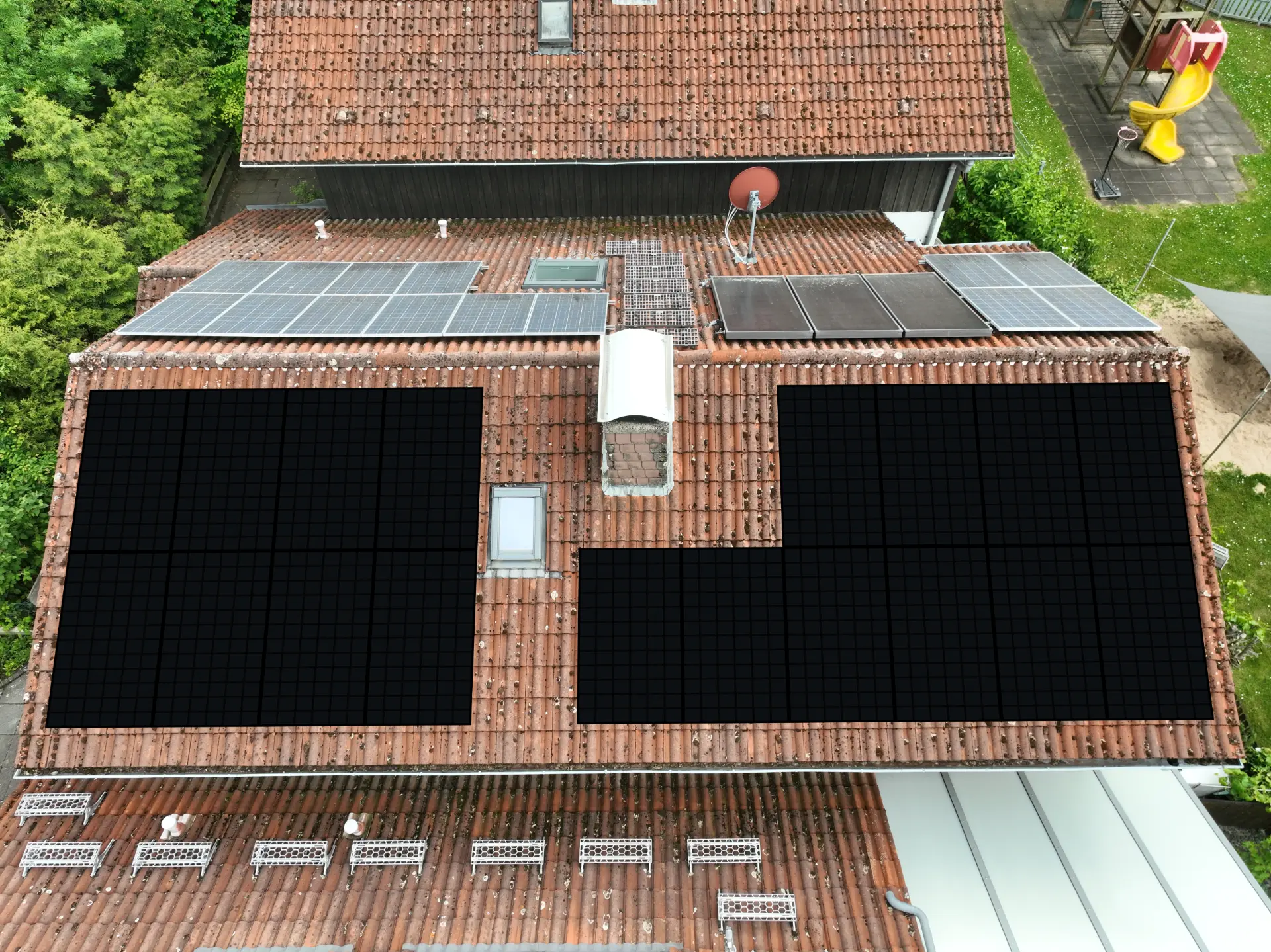 Luftaufnahme eines Daches mit Photovoltaikmodulen